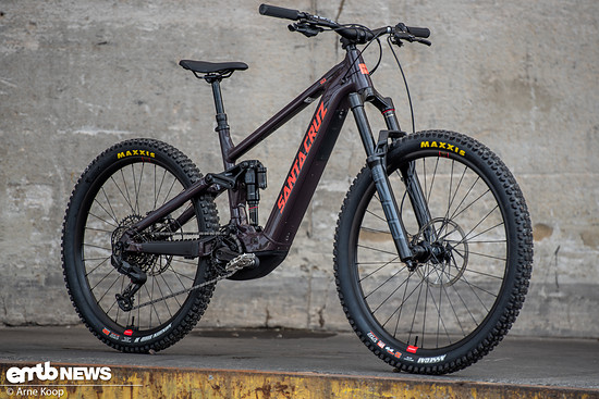 Das Santa Cruz Vala Al rollt auf Mullet-Laufrädern, verfügt über 160/150 mm Federweg und setzt auf einen Bosch CX-Motor mit fest verbautem 600 Wh-Akku.