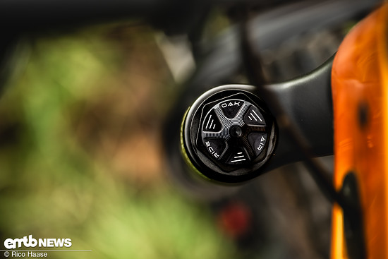 Die gelaserte Typo und die CNC-Optik werten die Fork Cap optisch auf.