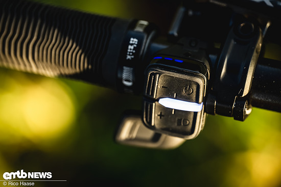 Zusätzlich informiert eine größere LED über den gewählten Modus (sowohl Unterstützung, als auch Sattelstütze).