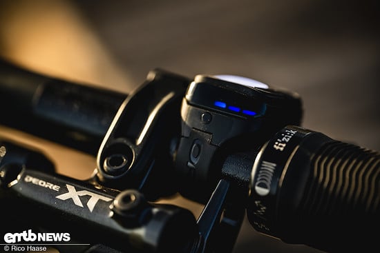 Oben zeigt ein Band aus farbigen LEDs den Ladezustand des Akkus an.