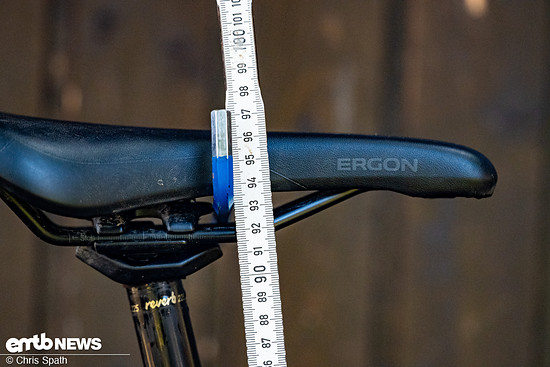 Ohne Änderung an der Sattelstütze zeigt sich bei der längeren Kurbel: Die relative Sattelhöhe zum unteren Kurbel-Totpunkt steigt.