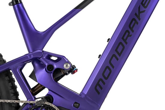 Mit 150 mm Federweg vorne und 130 mm am Heck positioniert Mondraker das Scree klar im Trail-Segment.