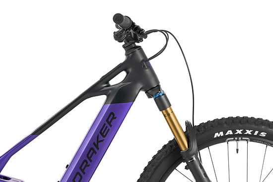 Der Stealth-Alloy-Rahmen kommt in einer aufgeräumten Optik mit interner Zugverlegung.