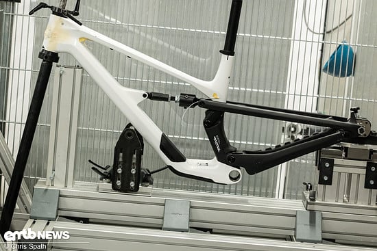 Sowohl zerstörende als auch nicht zerstörende Prüfstände werden verwendet, um die Sicherheit der Bikes zu gewährleisten.