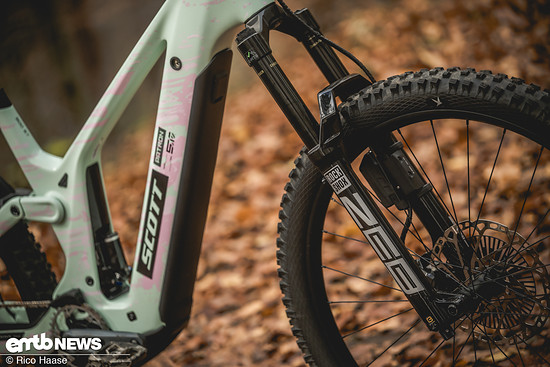 RockShox stellt das Fahrwerk, bestehend aus ZEB Ultimate und Super Deluxe Ultimate.