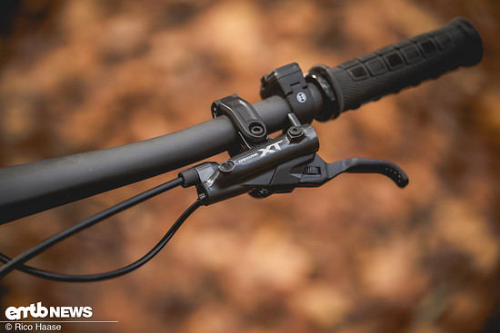 Gebremst wird, ebenso wie geschaltet, mit ...