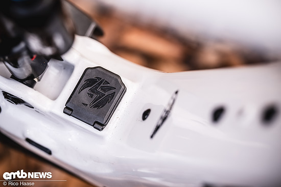 Die Ladebuchse ist eine Eigenentwicklung von Pivot. Sie sitzt direkt über dem Motor und spart im vorderen Teil des Rahmens, nahe dem Steuerrohr, Gewicht.