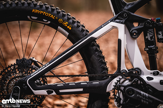 Typisch Pivot: Der markante Hinterbau mit dw-link und Superboost-Einbaubreite.