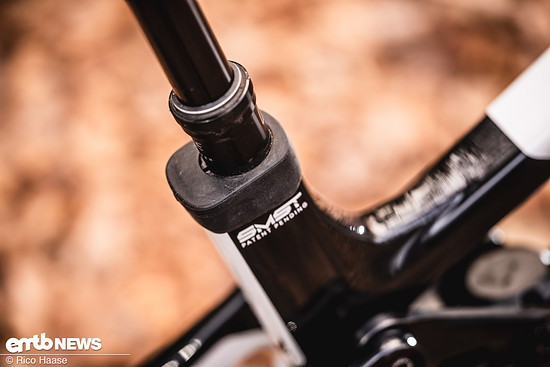 Unter der Gummiabdeckung sitzt der Flip-Chip, über ...