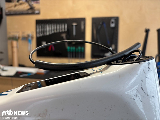 Die üppige Verkabelung sorgte bei unserem Testrad leider für unschönes geklapper.