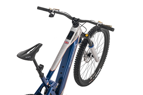 Dank funkgesteuerter Schaltung und Dropperpost ist das Cockpit sehr clean.