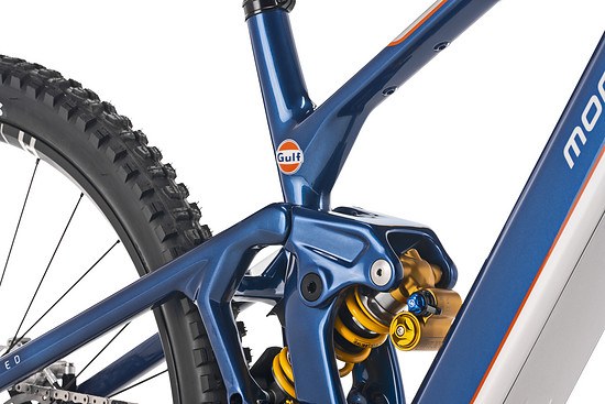 Das Mondraker Crafty präsentiert stolz seine handgefertigte Gulf-Lackierung.