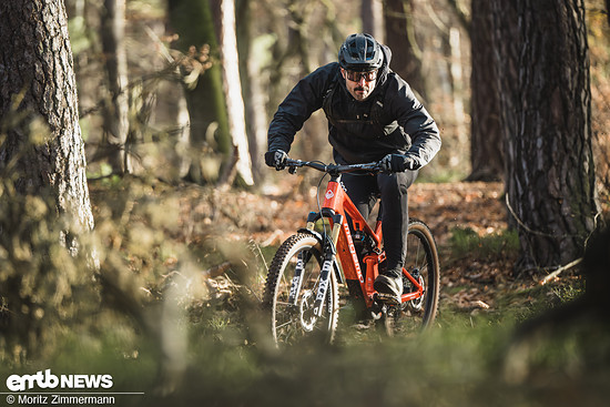 Die lange Kettenstrebe dient dem langen Front-Center als Gegenspieler für eine insgesamt gelungene Balance.