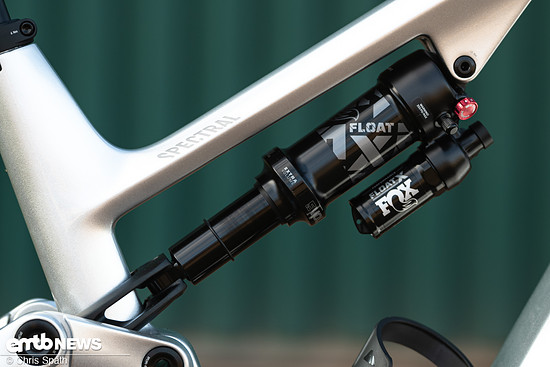 Im Heck kontrolliert der Float Performance die 155 mm Federweg.