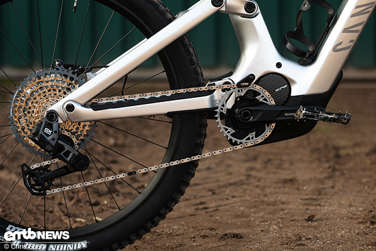 Unorthodoxe Paarung? Shimano-Motor trifft auf SRAM-Eagle-Transmission.