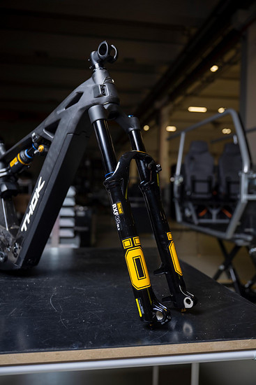 Mit an Bord sind ein Öhlins-Fahrwerk ...