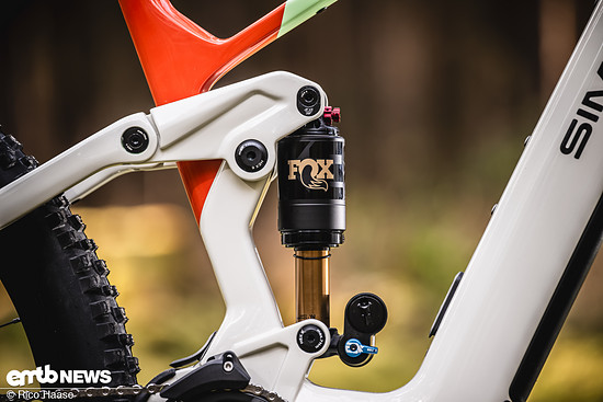 Den 160-mm-Hinterbau hält ein feinfühliger Fox Factory X2-Dämpfer im Zaum.