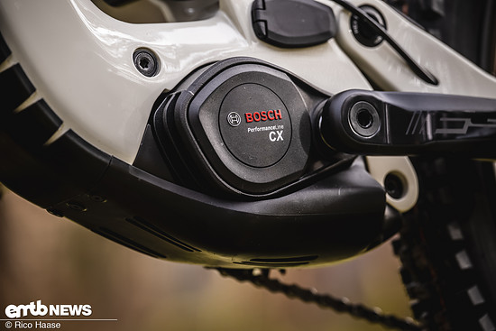 Simplon verbaut im 2026er Rapcon e:CX den Motoer aus der Bosch Performance Line CX und koppelt ihn mit einem 800-Wh-Akku, der sich über eine große Öffnung bequem aus dem Unterrohr entnehmen lässt.