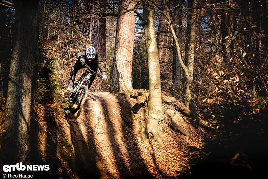 Auf dem Trail macht das Shuttle LT, genau wie sein Vorgänger, unglaublich viel Spaß. Es lässt sich willig in Kurven werfen, ebnet ruppigste Trails nahezu ein und lässt sich manigfaltig einstellen.