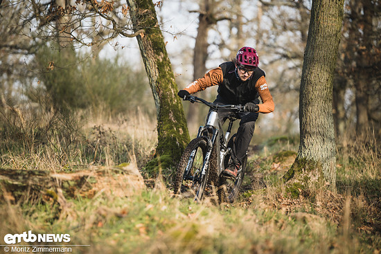 Wer auf der Suche nach einem spaßigen Trail-Begleiter ist, wird mit dem Canyon Spectral:ON genau das finden: Hier sorgt das typische Canyon-Fahrgefühl mit aktivem Fahrwerk und angenehmer Rahmensteifigkeit für ein spritziges, spaßiges Fahrverhalten.