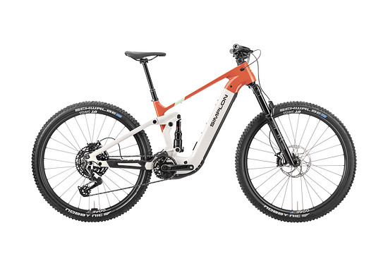 Simplon bewirbt das Rift :e als agiles Touren-Bike mit hoher Reichweite. 140 mm Federweg v/h, 29 Zoll Laufräder und ein Bosch Performance CX Gen5 sind die Eckdaten.