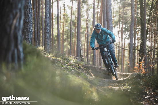 Als leichter Fahrer kann man mit viel Druck durch Anlieger fliegen – der Rahmen nimmt bei Querkräften einiges an Energie auf und schießt einen mit hoher Dynamik aus Kurven heraus.