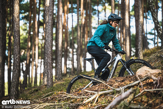 Das Amflow PL Carbon ist ein unaufgeregter Kletterer: Die Sitzposition ist aufrecht und eher kompakt, die Traktion sehr gut.