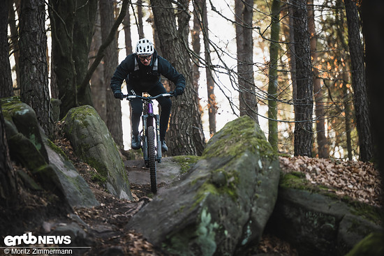 In ruppigem Terrain vermittelt das E-MTB allerdings nicht ganz so viel Sicherheit und muss seinem straffen Heck Tribut zollen.
