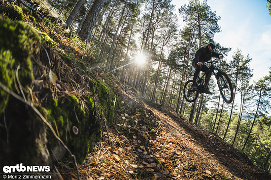 Auch wenn dieser am E-Druid nicht ganz so stark ausfällt, wird das Momentum besser konserviert über grobes Geläuf.
