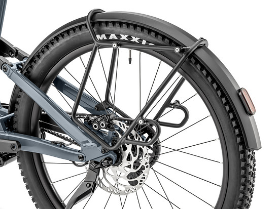 Ebenso auf der robusten Seite: Der Gepäckträger mit mehreren Montagepunkten am Rahmen und QL3-Aufnahme.