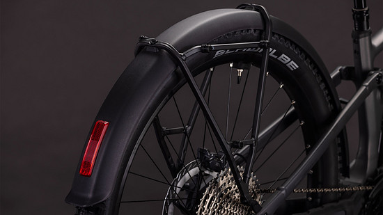 Mit eigenem Gepäckträger, Beleuchtung und Schutzblech bekommt man mit dem Stereo Hybrid ein preiswertes SUV-E-Bike.