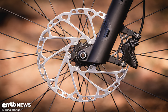 Dank 220er-Bremsscheibe packt die Bremse ordentlich zu.