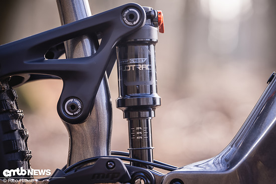 ... einem Crest FloTrac Dämpfer, die auf Komfort und Alltagstauglichkeit ausgelegt sind.