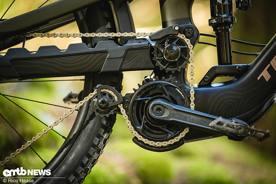 Alle guten Dinge sind drei Zahnräder? Der hohe Drehpunkt spendiert dem Trek eine nach hinten gerichtete Raderhebungskurve.