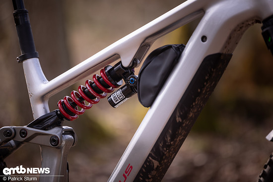 Mit 165 mm Federweg ist das Bike zum Ballern gebaut: Bei ordentlich Tempo liegt das über 26 kg schwere Bike äußerst sicher.