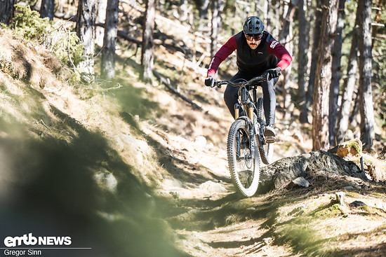 Das Decoy SN MX sucht nicht zwingend die schnellste Linie, sondern verleitet dazu, die spaßigste zu finden: Statt schnell auf der Main-Line, steckt es auch Sidehits auf dem Trail locker weg.