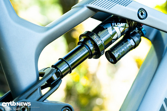 Mit 170 mm Federweg hält das Bike aber viele Reserven bereit, um es auf Tempo ordentlich krachen zu lassen.