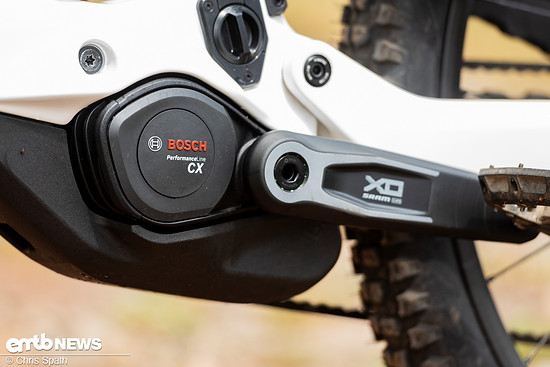 Mit bis zu 750 W schiebt einen der Bosch CX in Kombination mit 800-Wh-Akku zum nächsten Run.