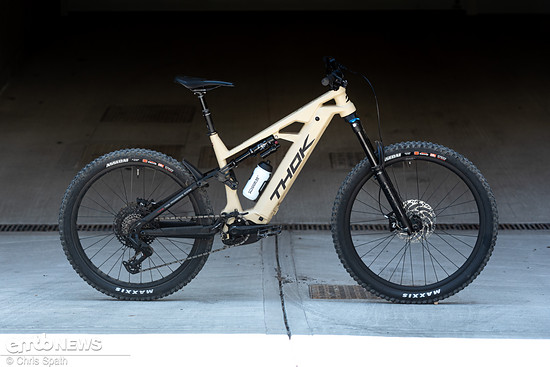 Thok hat letzten Sommer das TK02 S vorgestellt: Ein E-Enduro mit 170 mm Federweg vorn und hinten, Mixed-Wheel-Konzept und stabilem Alu-Rahmen.