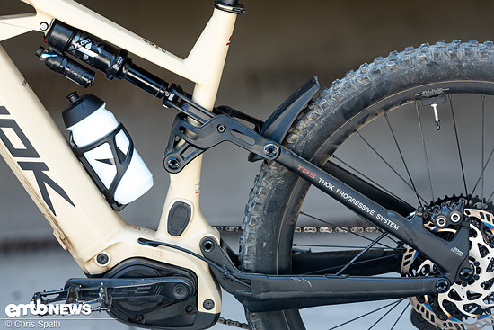 Der Hinterbau ist sowohl in der Kinematik-Abstimmung, als auch im Flex sehr gutmütig ausgelegt: In harten Kurven kann man schon provozieren, den Hinterreifen an die Sitzstreben zu drücken.