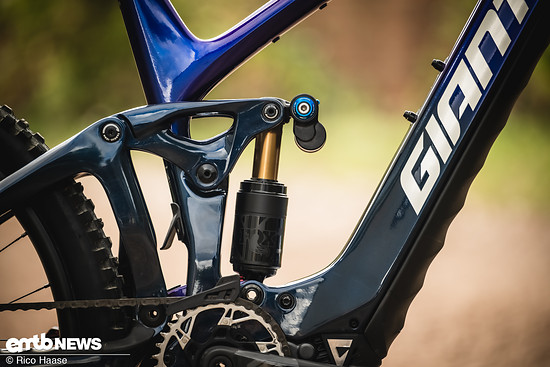 180 mm stellt die Gabel bereit, 170 mm lassen sich aus dem Maestro-Hinterbau bei harten Landungen herausquetschen.