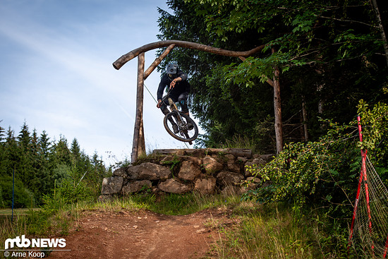 Wer durch dieses Tor springt, hat gerade einen wilden Run über Wurzeln, fette Steine und ein nettes Roadgap gezündet – die DH-Strecke in Lac Blanc ist prädestiniert für Bikes wie das Torque:ON.