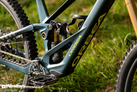 Voll vernetzt – Sattelstütze, Dämpfer, Schaltung – alles hängt am Hauptakku und greift auf Daten der anderen Systeme zu.