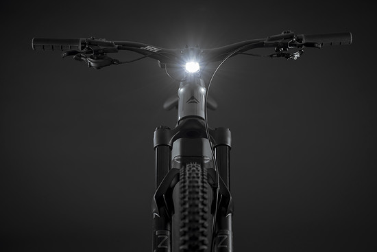 Das Etmo 500 EQ Modell kommt mit Vollausstattung wie Schutzblechen, Lichtanlage, Gepäckträger und Seitenständer.