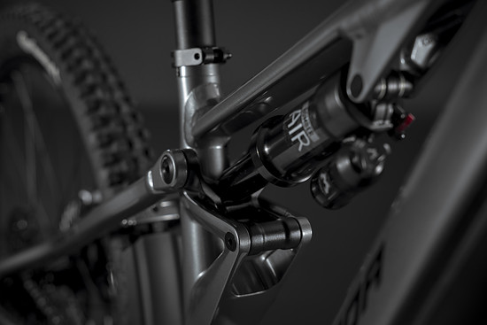 Während 700 und 800 auf 160 mm vorn/hinten zielen, kommen 500 Pro und 500 EQ mit 140-mm-Gabel und ca. 142–143 mm am Heck.