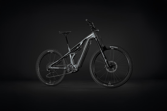 Dem Etmo wurde eine trail-orientierte Geo mit 65° Lenkwinkel, 78,5° Sitzwinkel und identischen 446-mm-Kettenstreben über alle Rahmengrößen verpasst.