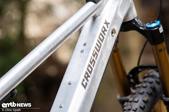 Roh bedeutet bei Crossworx wirklich Roh. Hauptrahmen und Hinterbau des Dash 290 ist in der Farboption Radiant Raw unlackiert.
