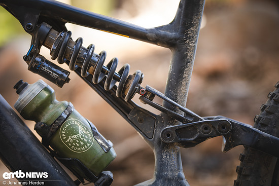 Mit Coil-Dämpfer und 180 mm Federweg vorn und hinten geizt das Kenevo nicht mit dem Federweg.