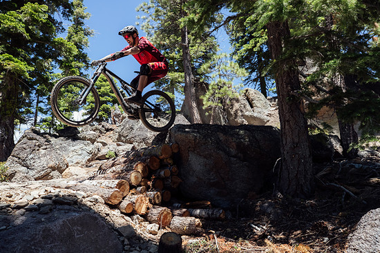Doppelbrücke und Halbschale sind zwar etwas unorthodox, mit dem Extra an Sicherheit durch das satte Fahrwerk, lässt sich mit dem Kenevo aber sowohl auf wilden Trails, als auch im Park spaß haben.