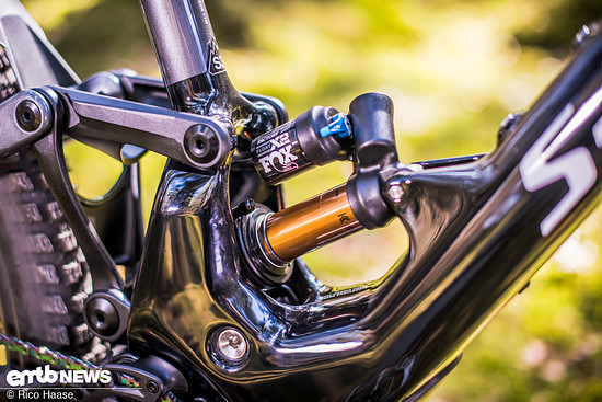 Der FSR-Hinterbau mit teils komplex verschachtelter Dämpfer-Anlenkung ist seit den frühen Demos eines der Markenzeichen von Specialized – am Kenevo SL stellt er 170 mm bereit.